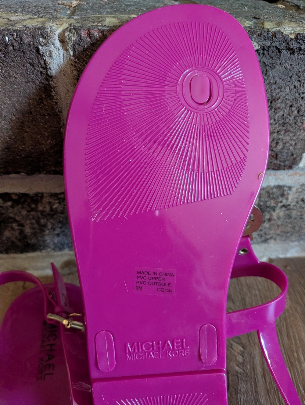 Michael Kors Hot Pink Jelly Thong Sandals with Gold MK Charm Sz 9 - Picture 3 of 5